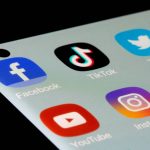 UK plans default midnight social media curfew for teens aged 16-17